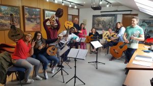 Algunos de los miembros de la nueva orquesta junto a su director (a la derecha), Isidoro Terán