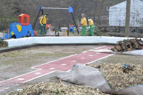 Personal del Serca mejora parques y boleras de Los Corrales de Buelna