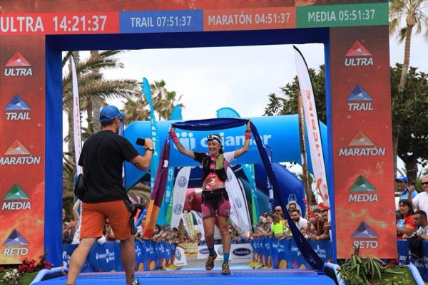 Azara García de los Salmones en la meta tinerfeña (SportHG)