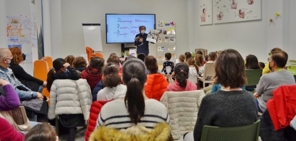 El escritor Patxi Zubizarreta en la sala &#039;Encuentada&#039; de la biblioteca
