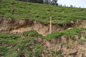 Grietas abiertas en la Peña de San Mateo sobre el barrio del Calero