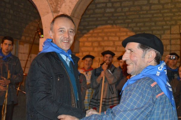 Chea, tesorero de Los Papis, entrega el diploma de Marcero Mayor a Tom Fernández.