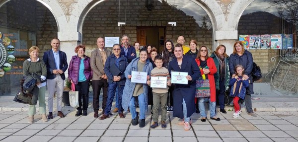Comerciantes y organizadores en la entrada al ayutamiento.