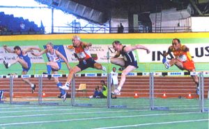 A la derecha, Fito saltando vallas en una imagen de archivo.