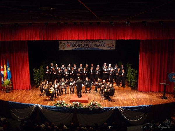 Pulso y Púa Fresneda con el coro Santa María de Solvay en Avilés