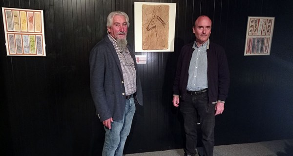 El director general de Cultura y Patrimonio del Principado, Pablo León, acompañado del artista Ludovico Rodríguez Liaño