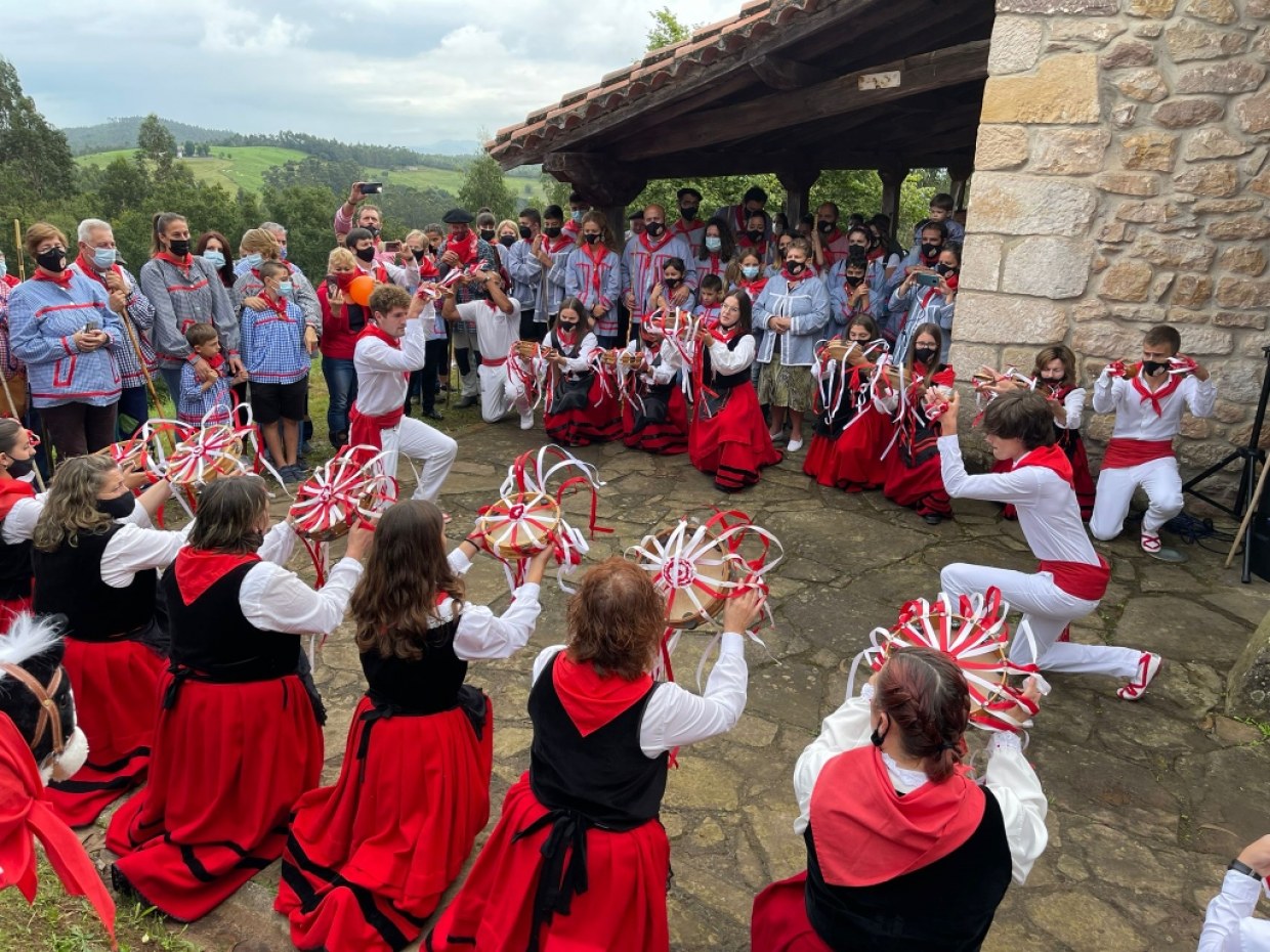 San Cipriano da la bendición al regreso de la romería montañesa