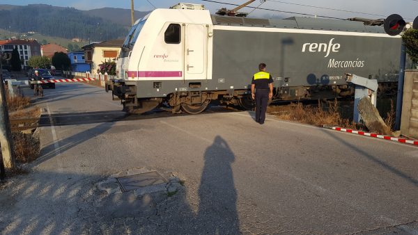 Paso de un mercancías con la barrera rota