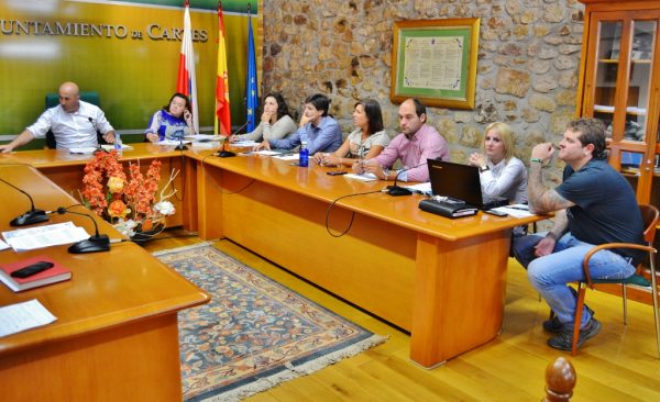 A la izquierda el PSOE y a la derecha los dos concejales de Cartes si Puede