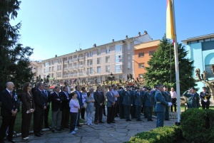 Masivo homenaje a la Guardia Civil y a la bandera