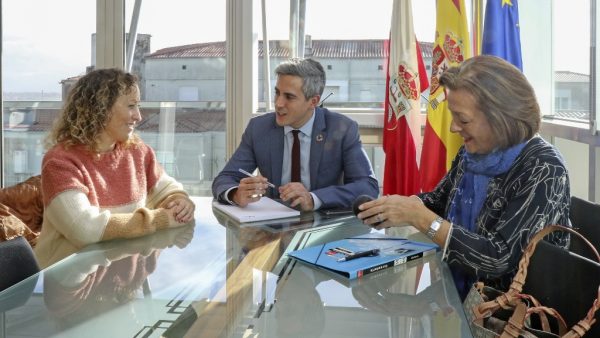 Encuentro entre Zuloaga y la alcalesa de Molledo con Carmen Múgica