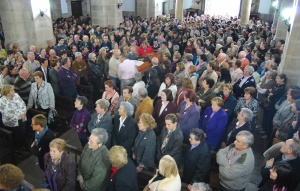Multitudinario funeral por Almudena Ruiz