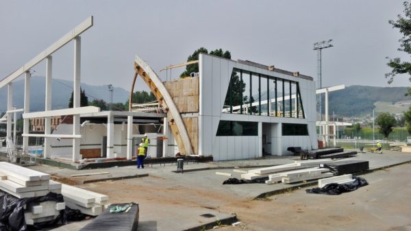 Arranca el ensamblaje del material prefabricado de la futura piscina