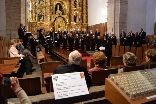 Coral de Los Corrales durante su actuación