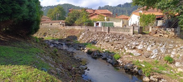 Cauce limpio del río Mortera en Barros.