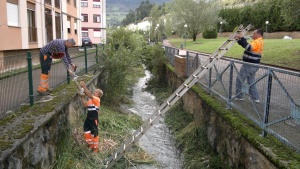 Tareas de limpieza en el cauce del río