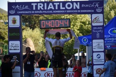 Emilio Aguayo impuso su ley en el Triatlón Valle de Buelna