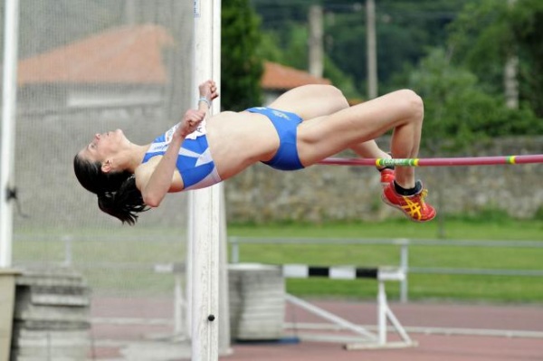 Ruth Beitia logra en Los Corrales la mejor marca española del año.