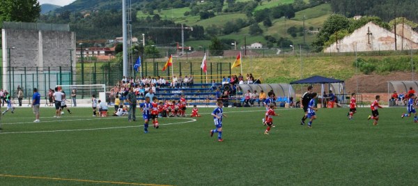 El domingo se descubre una placa con su nombre en el campo de fútbol de hierba artificial