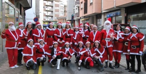 Comerciantes y empleados visten de Papá y Mamá Noel