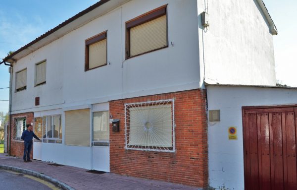 Emilio Álvarez, concejal de Obras y Servicios, en las viviendas de Cartes