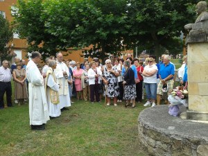 D. José Luis, D. Acilino y D. Francisco con asistentes a la ofrenda floral a Juan XXIII.