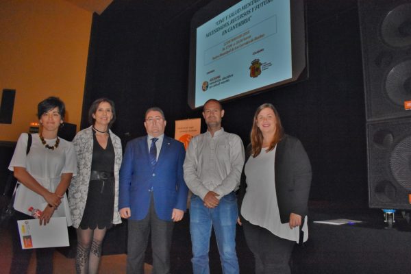 Ponentes y directivos de Ascasam junto a la alcaldesa de Los Corrales