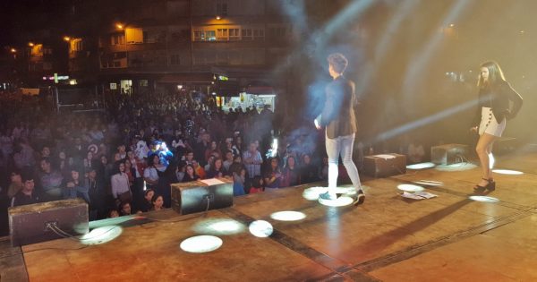 Marta Rodríguez y Edgar Bao compartiendo escenario ante cientos de personas