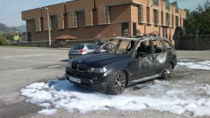 Coche calcinado en el aparcamiento del Estadio