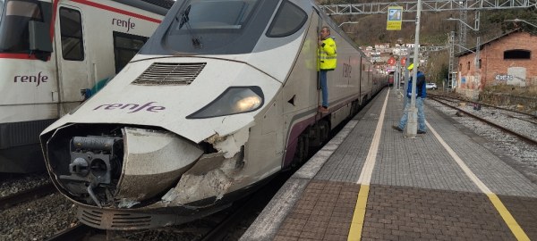 La locomora presenta daños en su parte delantera.