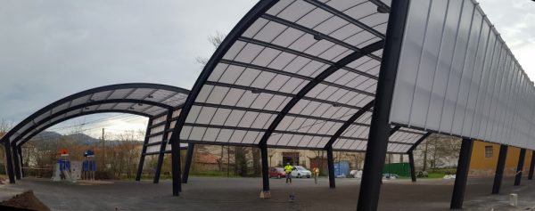 Cubiertas para un parque infantil y una plaza en Barros
