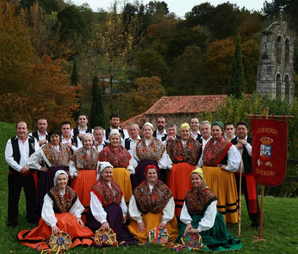 Integrantes del coro en Anievas
