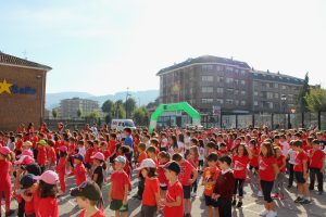 Los alumnos vestían camisetas rojas formando una gran marea.