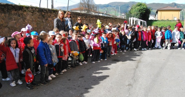 Un millar de alumnos en el Día del Árbol de Los Corrales