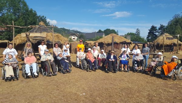 Visita de mayores, familiares y personal de la residencia junto a la alcaldesa