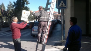 Colocación de la placa de la plaza de la Constitución