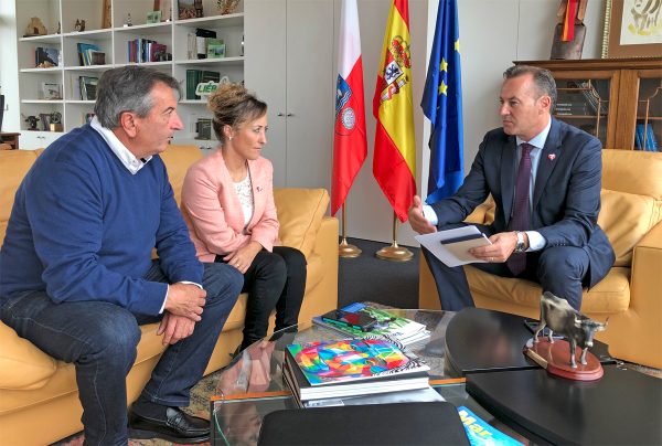 Guillermo Blanco, durante su reunión con la alcaldesa de Molledo