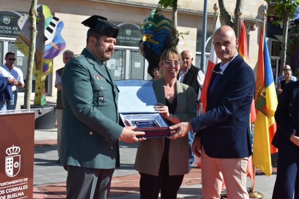 Entrega de la placa conmemorativa