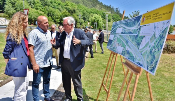Ainoa Quiñones, Agustín Molleda y el jefe de la Demarcación de Carreteras del Estado en Cantabria, Fernando Hernández, explicando el plan de actuación