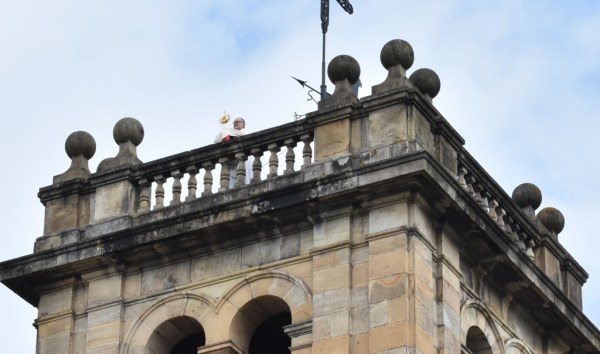 El párroco se subió a la terraza de la torre campanario del templo para dirigirse a todos los vecinos