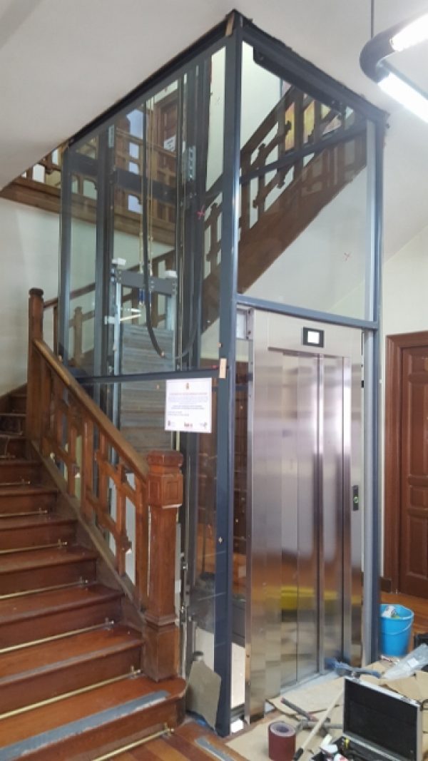 Con el nuevo ascensor a punto de inaugurarse, se ha aprobado una partida para reformar la planta baja, cambiar ventanales y mejorar el alumbrado