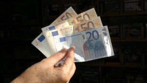 Los 170 € devueltos a su dueña.