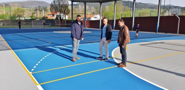 Visita a la renovada pista polideportiva del complejo municipal