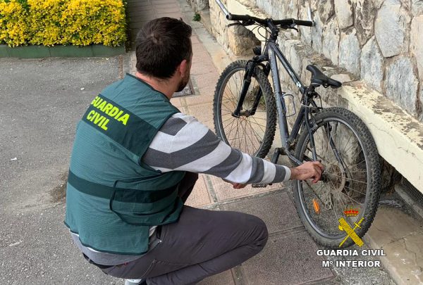 La Guardia Civil detiene al presunto autor de 12 robos con fuerza principalmente en bares
