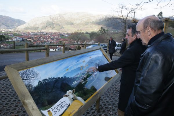 El consejero Francisco Martín visita las obras acometidas en las que el Gobierno regional ha invertido cerca de 30.000 euros