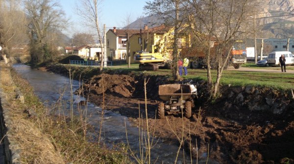 Trabajos de limpieza del cauce del río Mortera.