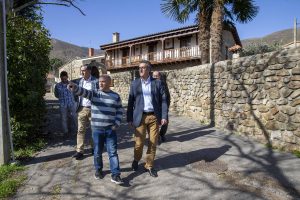 Francisco Martín junto al alcalde de Bárcena, Agustín Mantecón