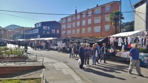 Una quincena de puestos se han trasladado a la calle Primero de Mayo