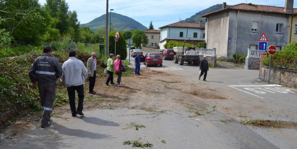 El Ayuntamiento de Los Corrales de Buelna mejora el estrecho cruce de acceso a las instalaciones deportivas