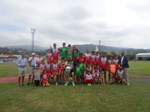 Autoridades y deportistas participantes.